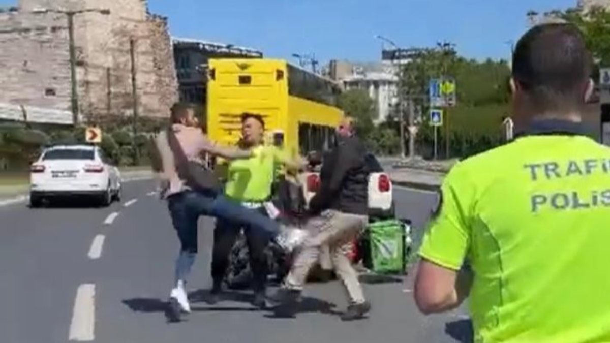 Fatih’te yol verme kavgası: Polis güçlükle ayırdı