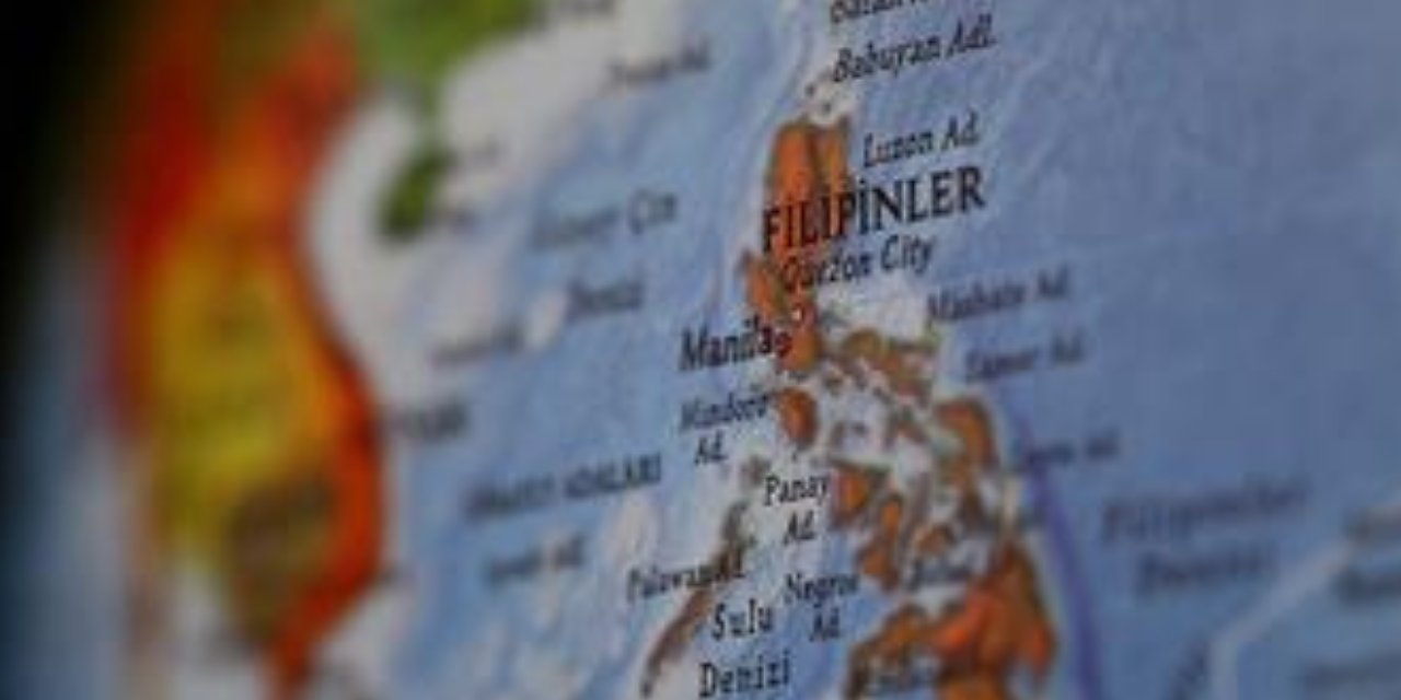 Filipinler’de balıkçı teknesi battı 8 kişi kayıp