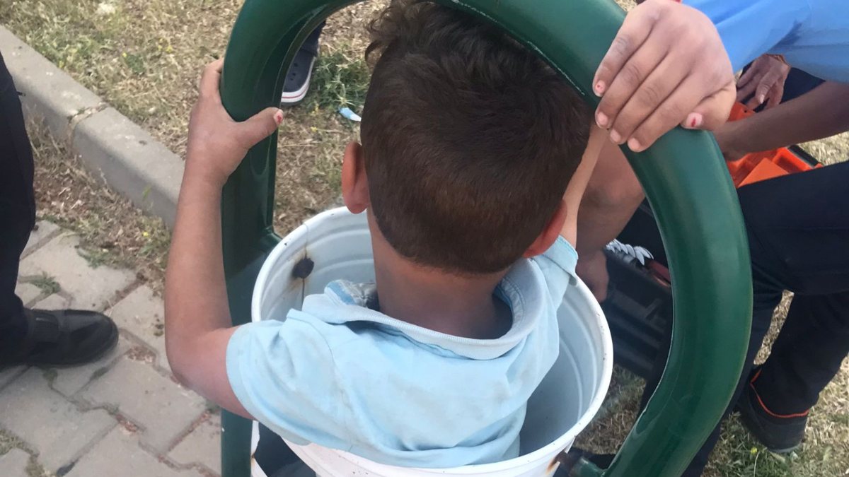 Gaziantep’te saklanmak için çöp kovasına giren çocuğu itfaiye kurtardı