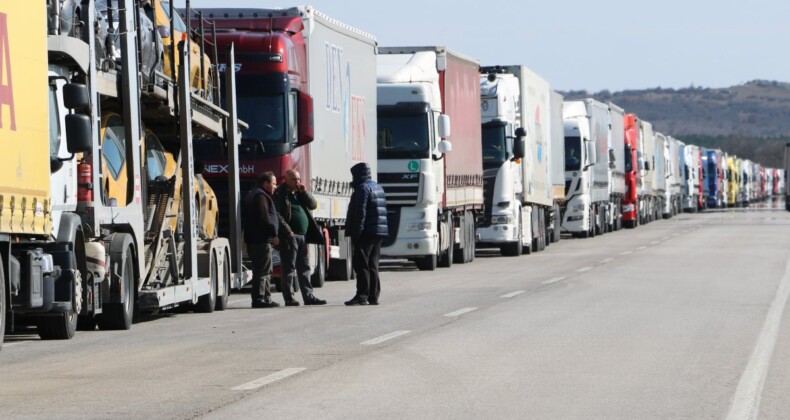 Hamzabeyli Sınır Kapısı’nda tır kuyruğu 40 kilometreyi aştı