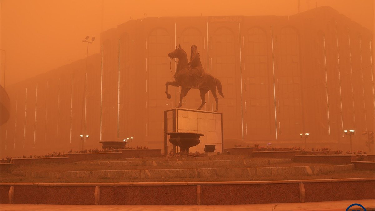 Irak’ı kum fırtınası vurdu: Eğitime ara verildi