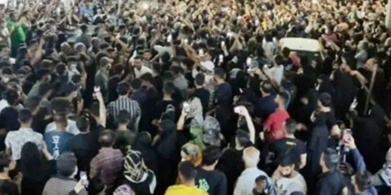 İran’da çöken bina halkı sokağa döktü