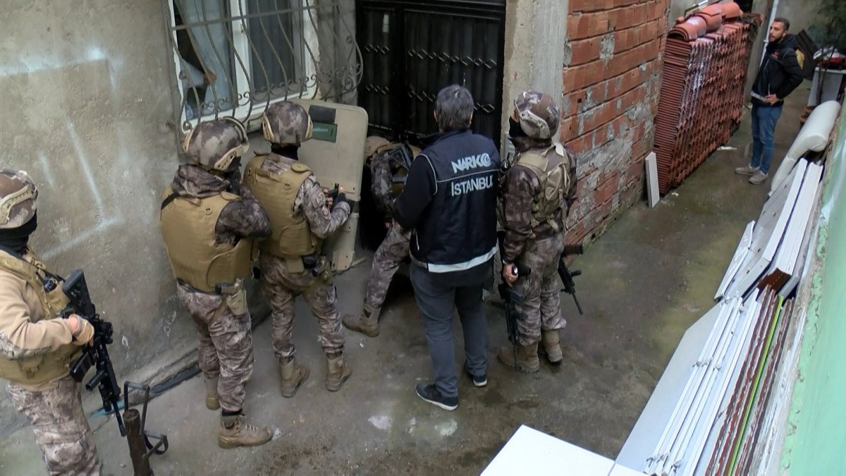 İstanbul’ da polis, uyuşturucu satıcılarına eş zamanlı baskın düzenledi