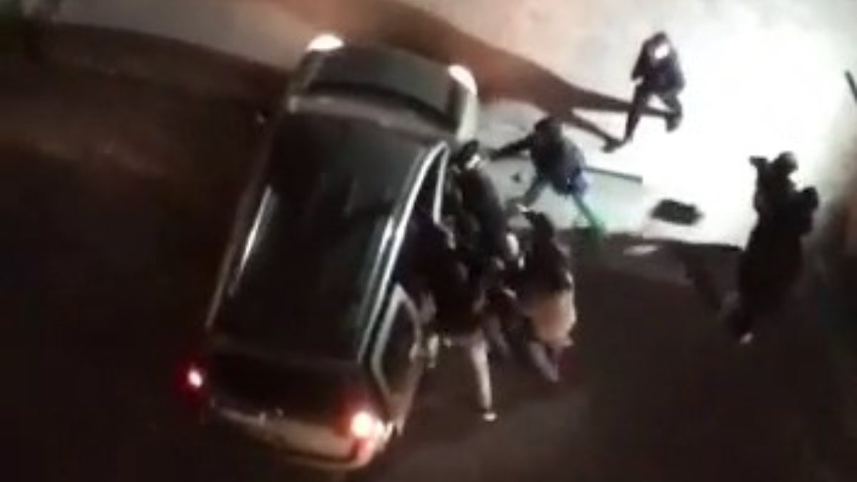 İstanbul’da aracını izinsiz park etmek isteyen şahsa site sakinlerinden dayak