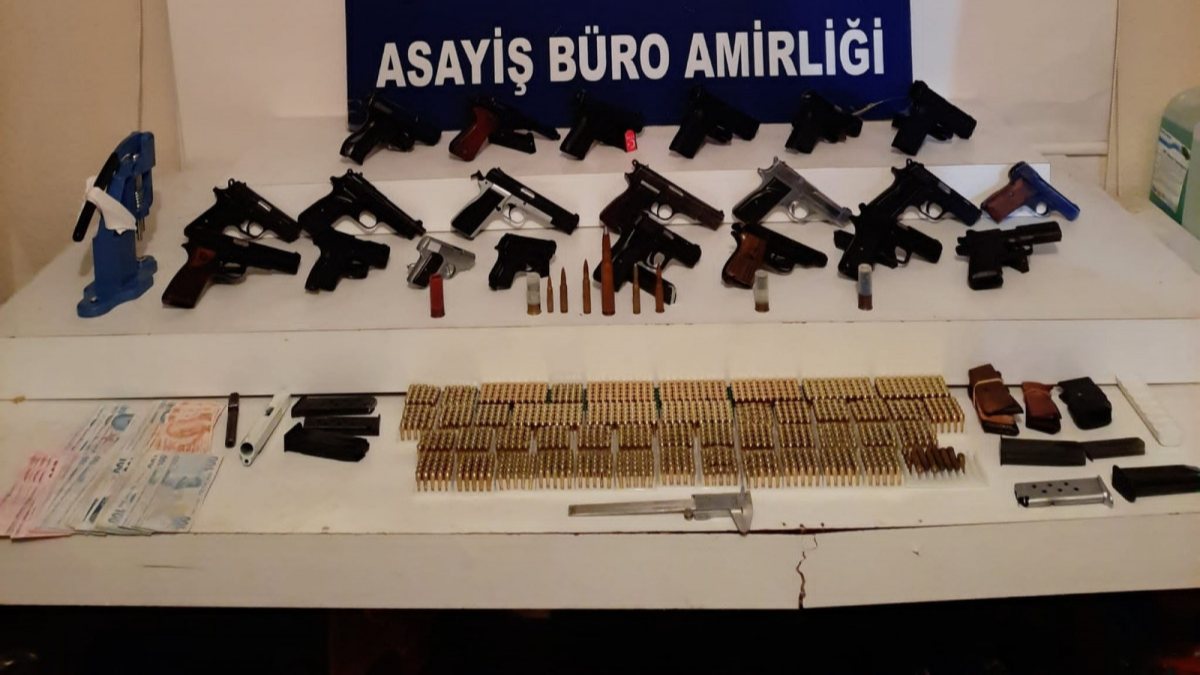 Kağıthane’de silah ticaretine operasyon: Uçaksavar fişeği ve 21 silah bulundu