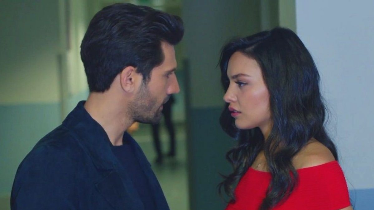 Kara Sevda’nın Zeynep’i otoparkta göbeğine kadar inen derin dekoltesiyle poz verdi, sosyal medya yıkıldı!