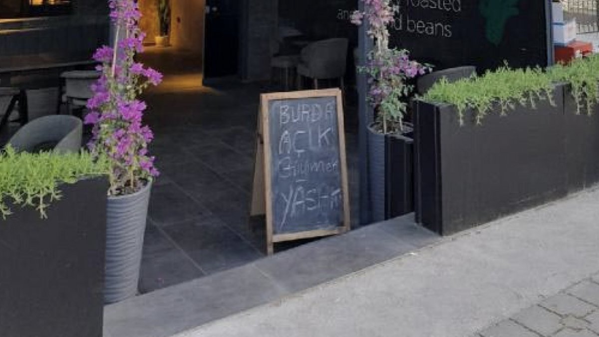 Kocaeli’de ‘Açık giyinmek yasaktır’ yazılı kafeye şortla giren genç kız kovuldu