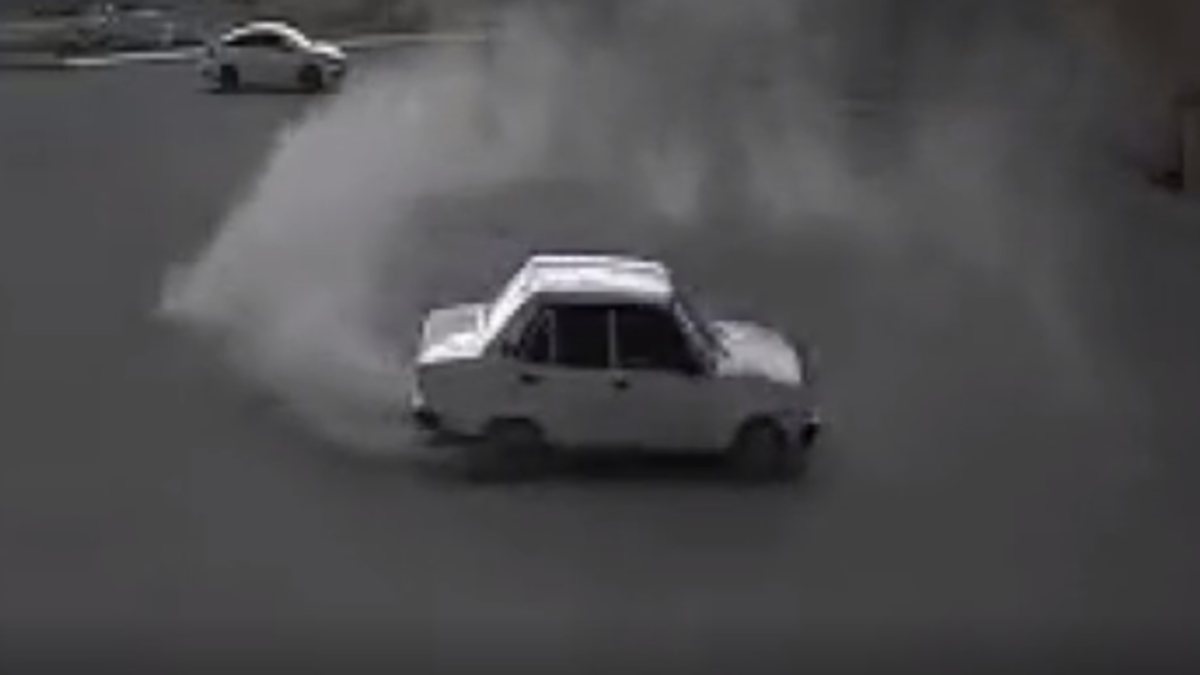 Konya’da 800 yıllık hanın bahçesinde drift yaptı