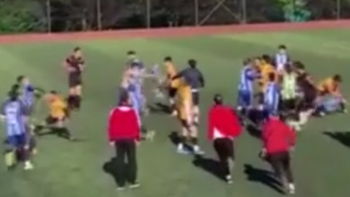 Pendik’te amatör maçta futbolcular birbirine girdi