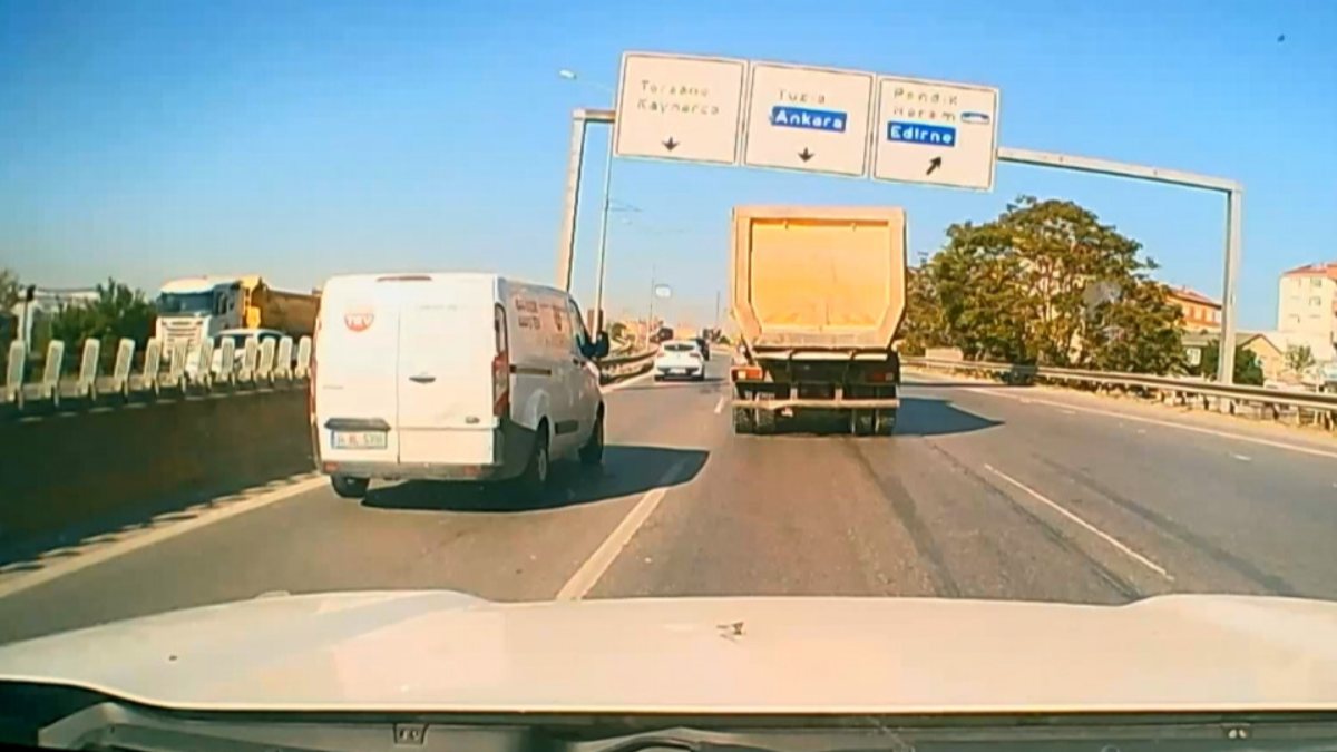 Pendik’te şerit değiştiren kamyon korku dolu anlar yaşattı