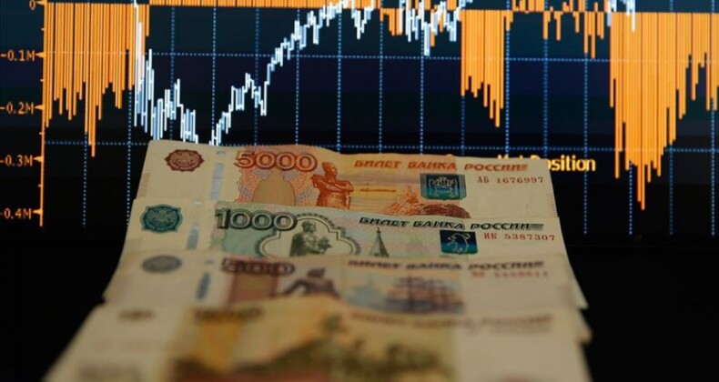 Rus rublesi, dolar karşısında yükselişe geçti