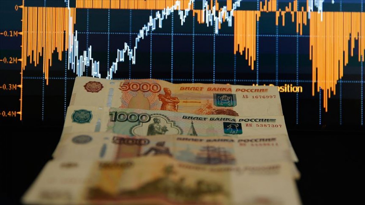 Rus rublesi, dolar karşısında yükselişe geçti