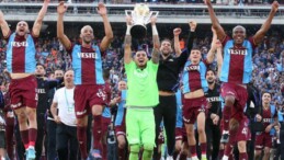 Şampiyon Trabzonspor kupasını İstanbul’da da kaldırdı