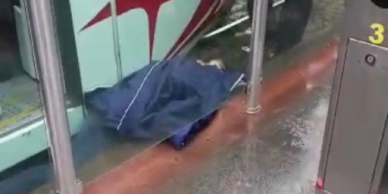 Samsun’da faciadan dönüldü: Tramvayın altında ezilmekten saniyelerle kurtuldu