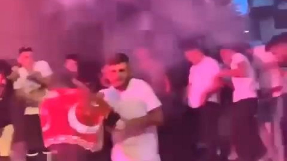 Şişli’deki asker eğlencesinde meşaleler patladı