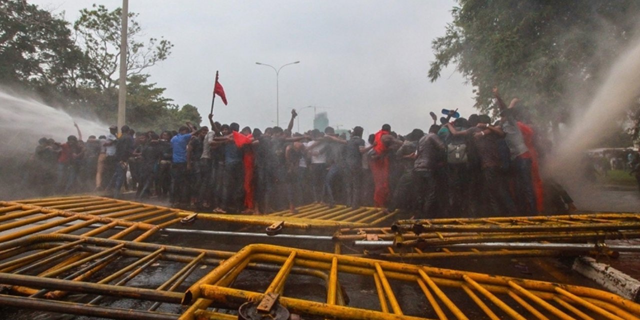 Sri Lanka’da binlerce kişi yakıt kuyruğunda