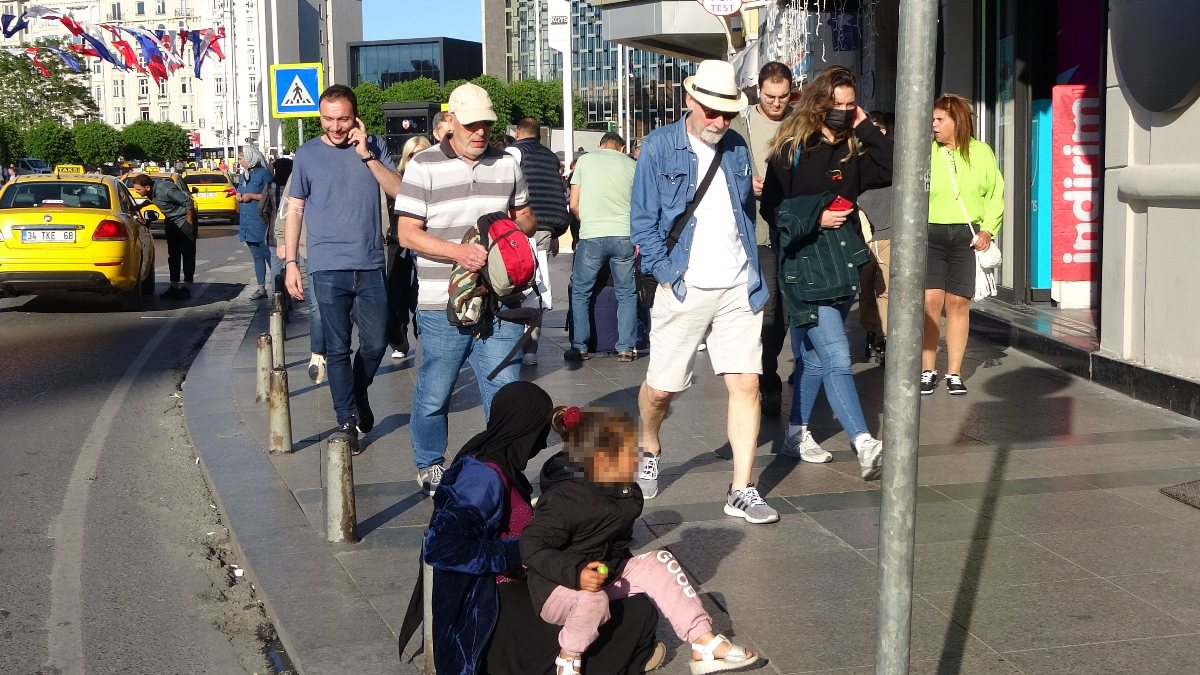 Taksim Meydanı’ndaki dilenciler turistleri hedef alıyor