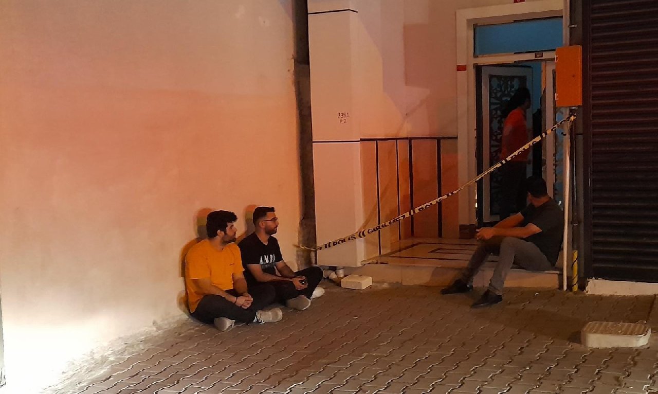 Tamir ettiği asansörün kabini ile duvar arasına sıkışıp öldü