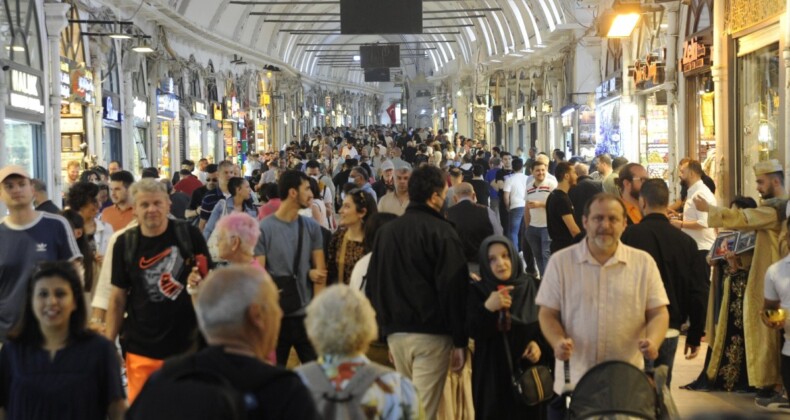 Tarihi Kapalıçarşı’ya turist akını