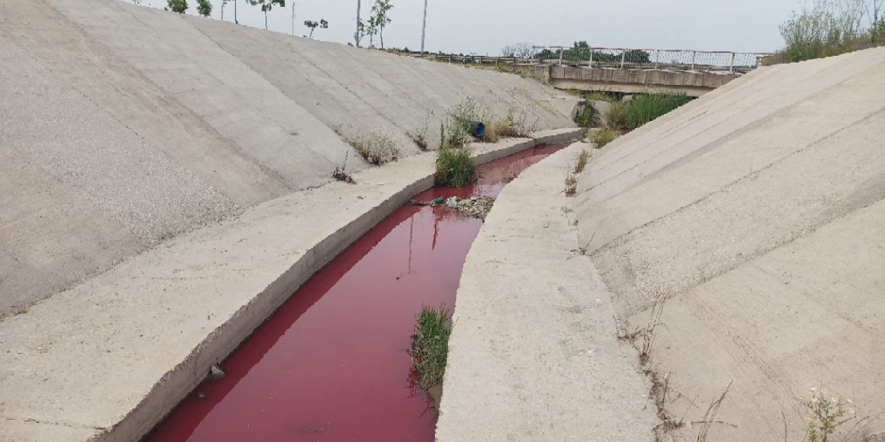 Tekirdağ’da bir kanalın suyu kırmızı akmaya başladı