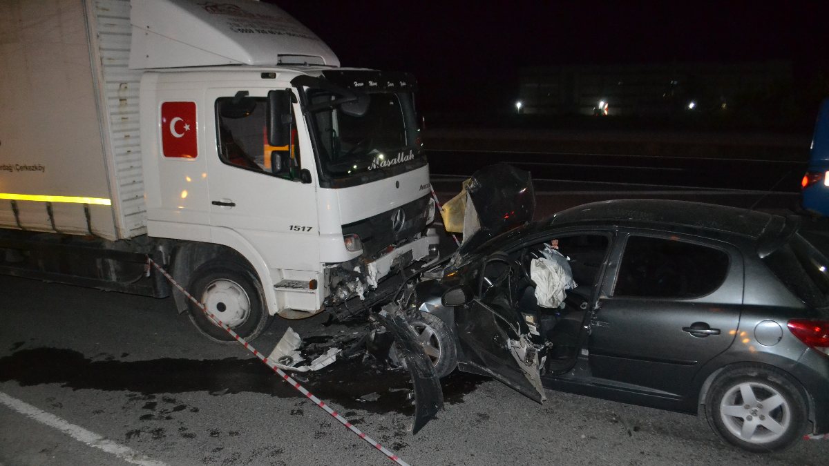 Tekirdağ’da kamyon ve otomobil kafa kafaya çarpıştı