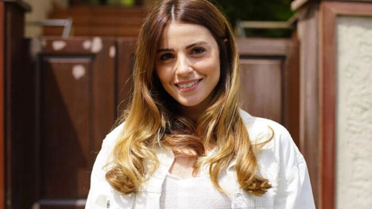 Teşkilat’ın Ceren’i saçlarını savurdu, dekolteli mini bluzuyla akılları baştan aldı! ‘Bu nasıl bir güzellik’