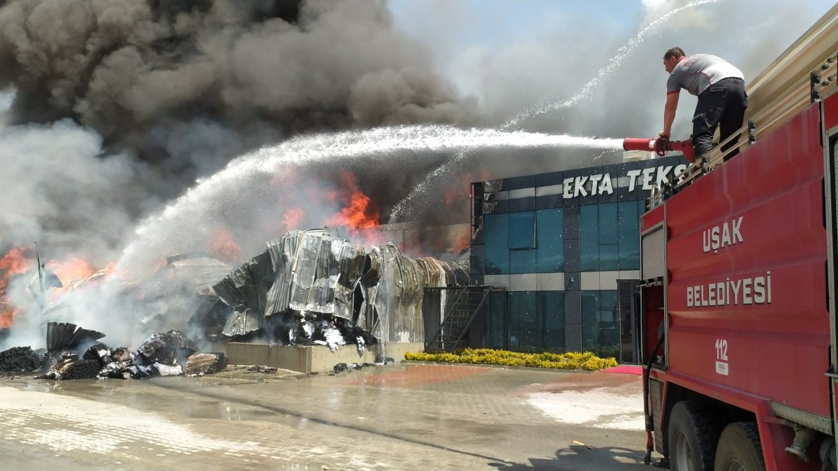 Uşak’ta iplik fabrikasında yangın