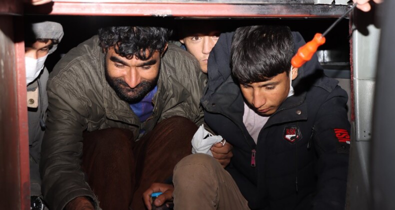 Van’da iki otobüsün gizli bölmelerinde göçmenler yakalandı