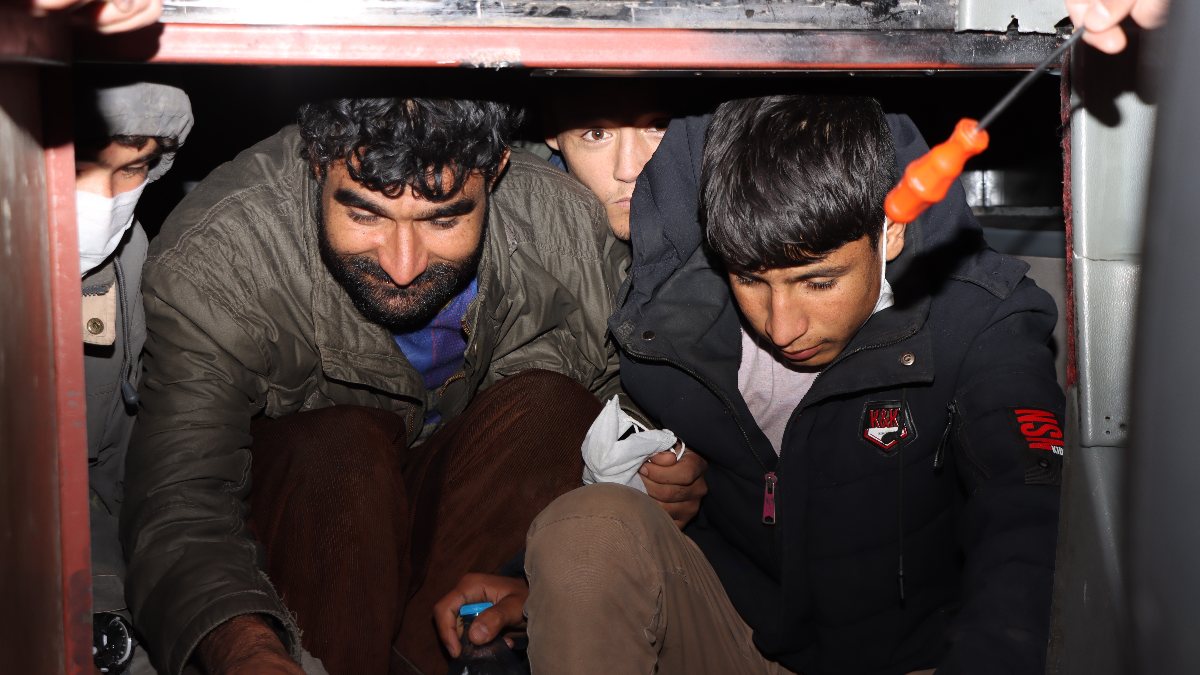 Van’da iki otobüsün gizli bölmelerinde göçmenler yakalandı