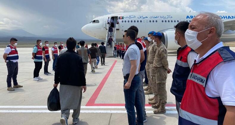 103 Afgan düzensiz göçmen daha ülkelerine gönderildi