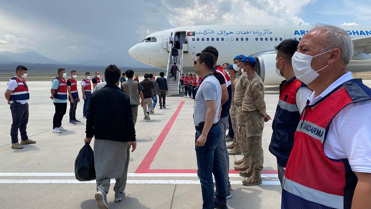 103 Afgan düzensiz göçmen daha ülkelerine gönderildi