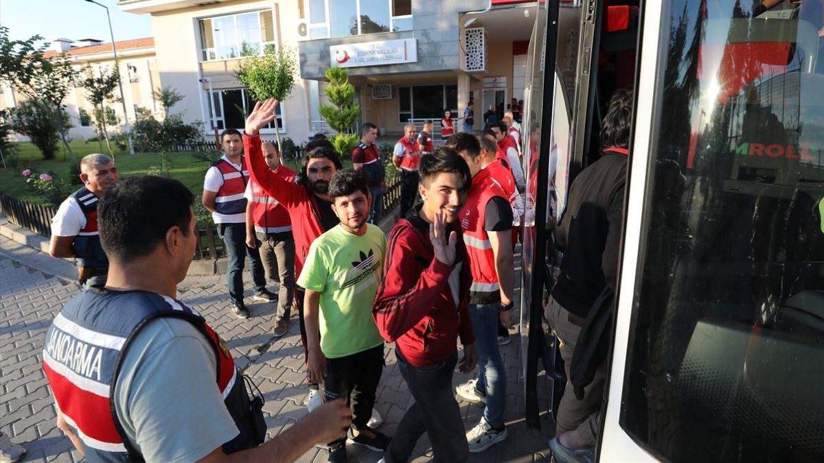 209 Afgan sınır dışı edilmek üzere Edirne’den İstanbul’a gönderildi