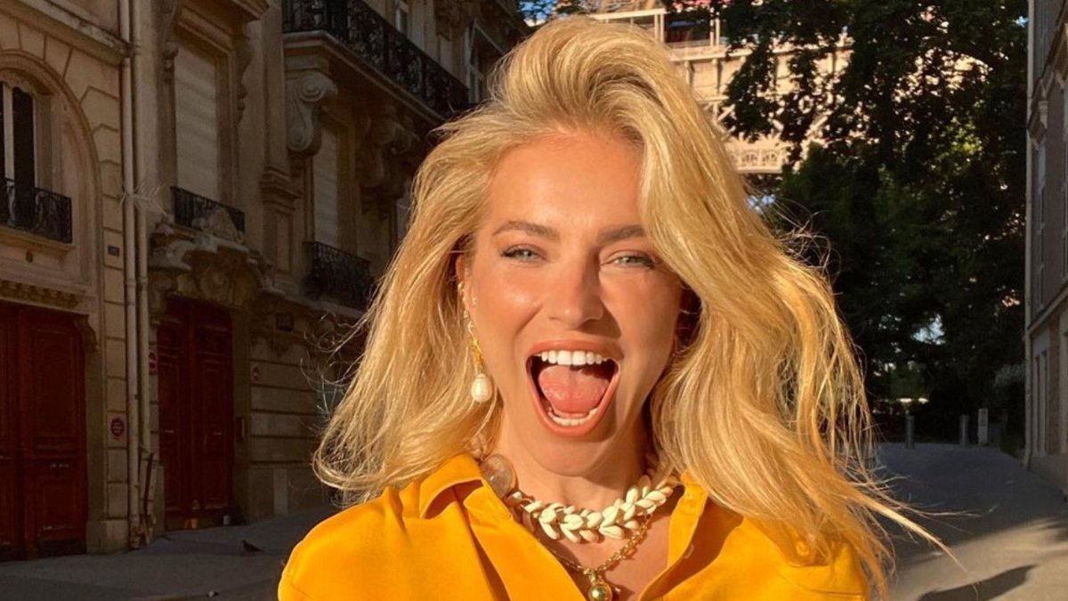 45’lik Burcu Esmersoy yatak odasında bikiniyle şov yaptı! Görenin aklını kaçıran kareler…