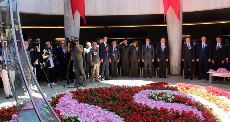 9’uncu Cumhurbaşkanı Süleyman Demirel, kabri başında anıldı