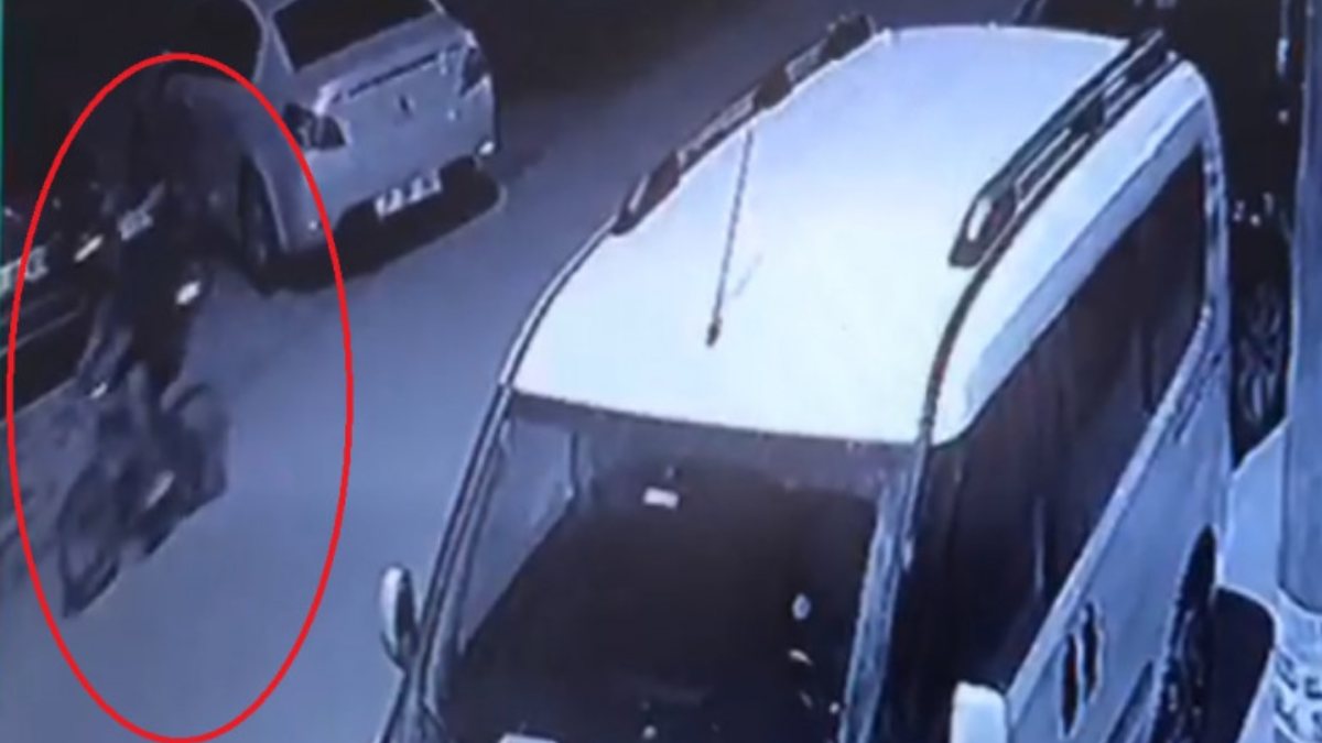 Adana’da çaldığı biskletlerden birini sürdü diğerini sırtında götürdü