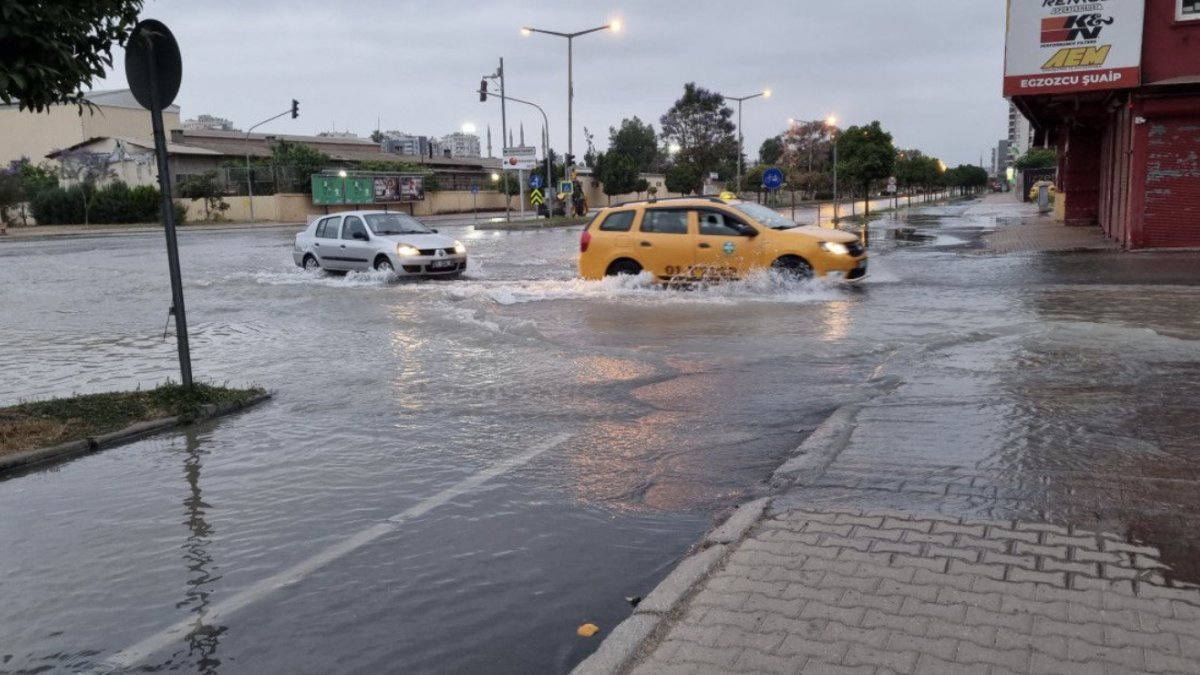 Adana’da içme suyu borusu patladı, ev ve iş yerlerini su bastı