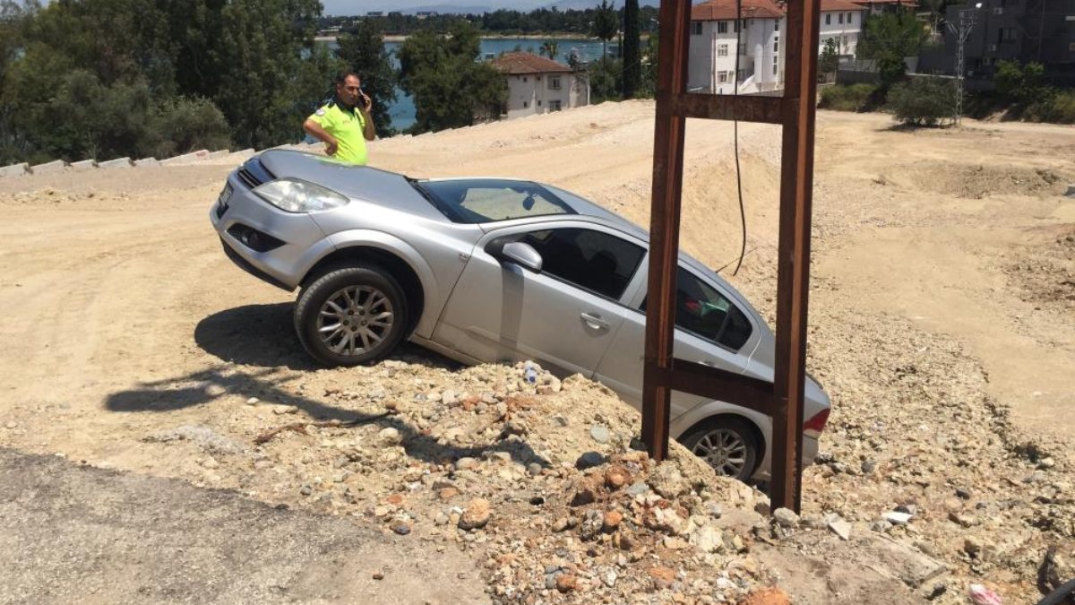 Adana’da kaza yapan sürücü gülerek kazayı anlattı