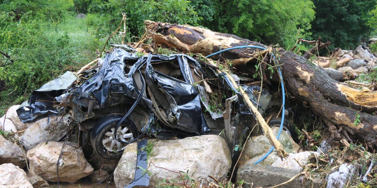 Adana’da sel araçları yuttu