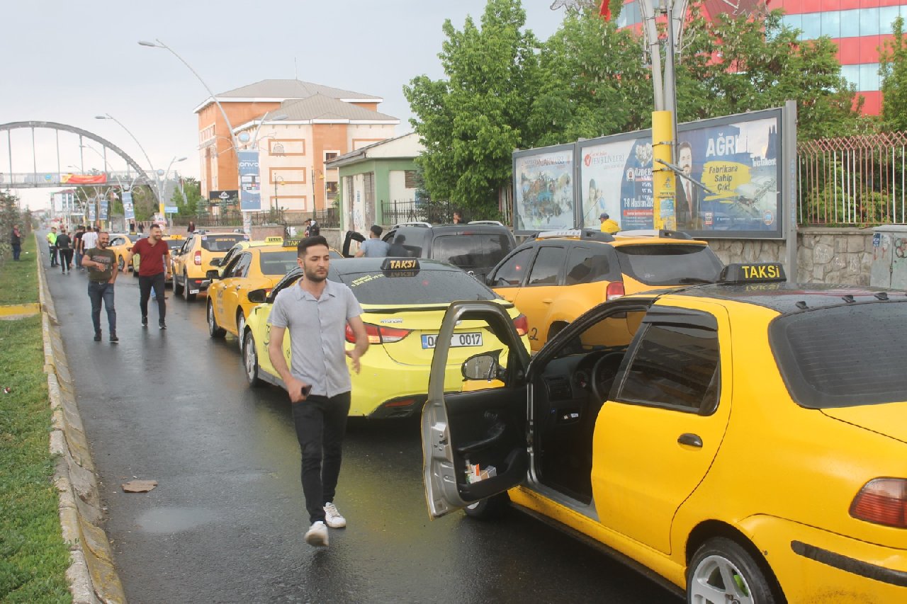 Ağrı’da taksicilerden ‘akaryakıta zam’ eylemi