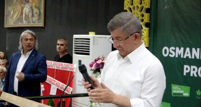Ahmet Davutoğlu’nun bozuk mikrofonla imtihanı