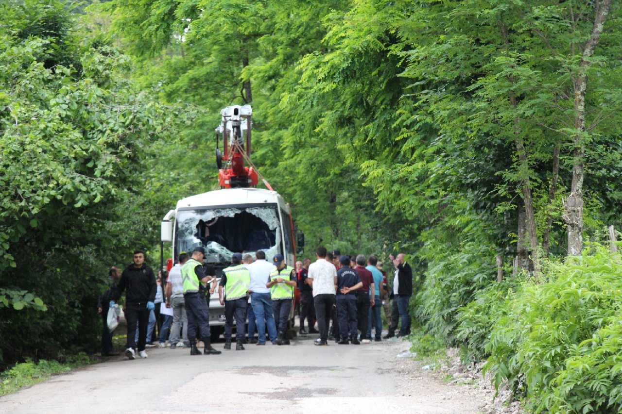 Akademisyenleri taşıyan servis devrildi: Bir dekan öldü, çok sayıda yaralı var