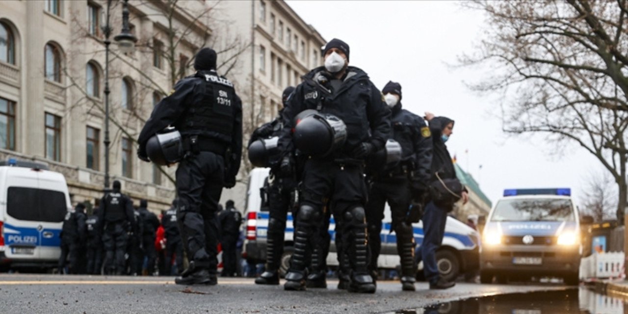 Almanya’da ırkçı saldırı: ‘Ülkeyi terk et’ diye bağırıp saçını ateşe verdiler