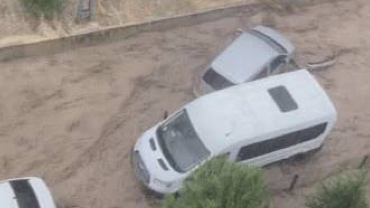 Amasya’da su baskınları: Araçlar sürüklendi