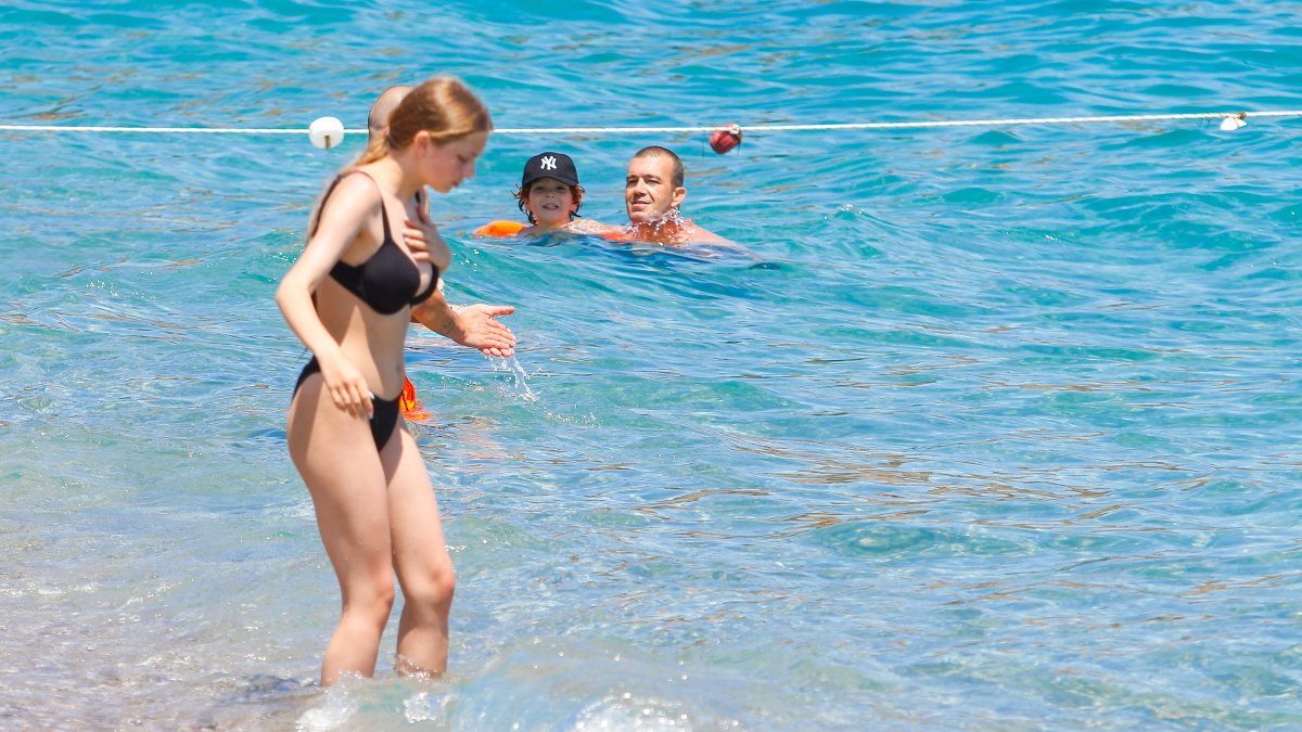 Anlatya’da beklenen yağış gelmeyince halk sahile akın etti