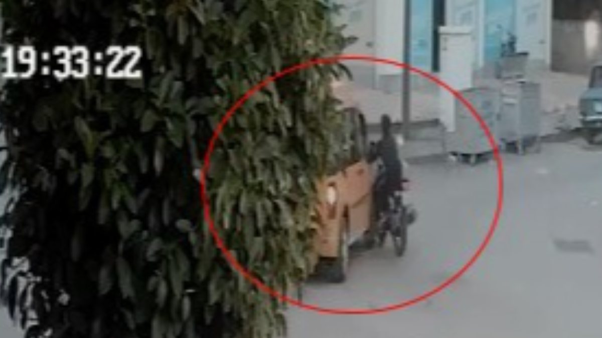 Antalya taksi ters şeride girdi, motosikletli sürücü taksiye çarptı