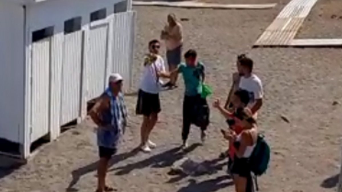 Antalya’da soyunma kabinindekileri fotoğrafladı, dayağı yedi