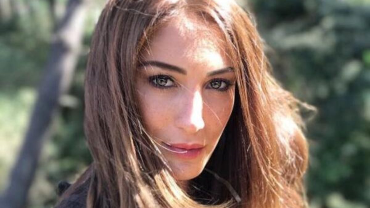 Arka Sokaklar’ın Bahar’ı banyodan paylaştı, fiziğiyle büyüledi! ‘Beni tutukla razıyım’