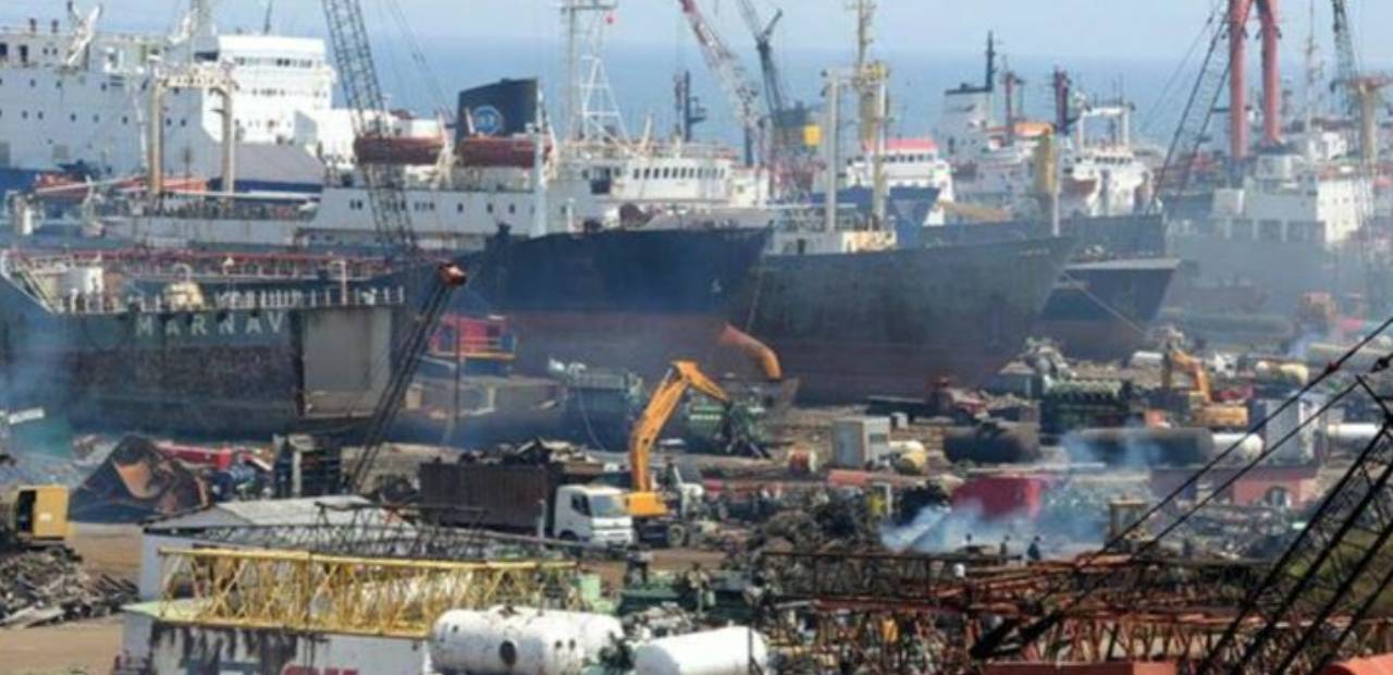 Asbestli gemiye tepkiler yükseliyor