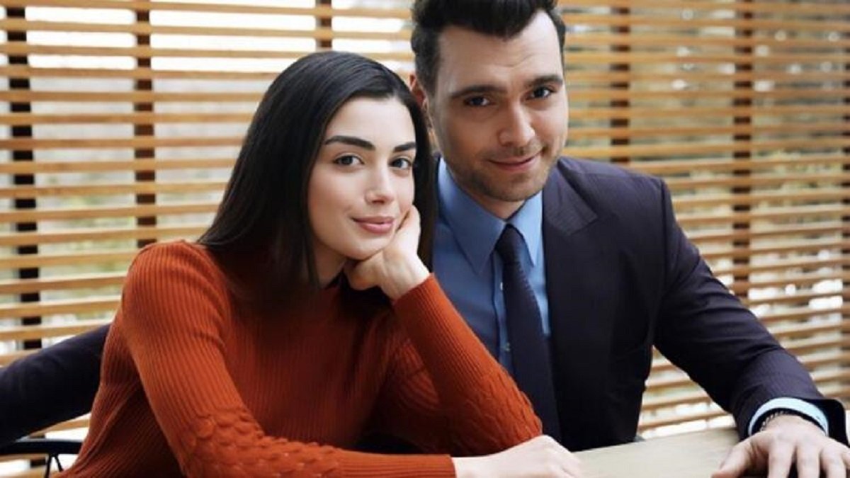 Baba’nın Büşra’sı Yemin’in Reyhan’ı Özge Yağız dekolteli elbisesiyle salındı! Kıvraklığıyla ortalığı yıktı