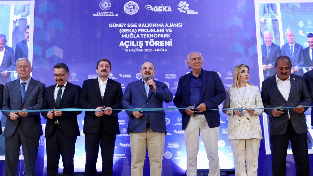 Bakan Varank’ın da katıldığı açılışta ‘davet’ tartışması